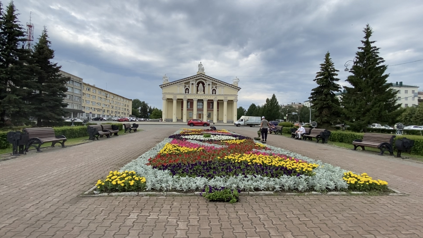 Изображение Клумба на Театральной площади Нижнего Тагила