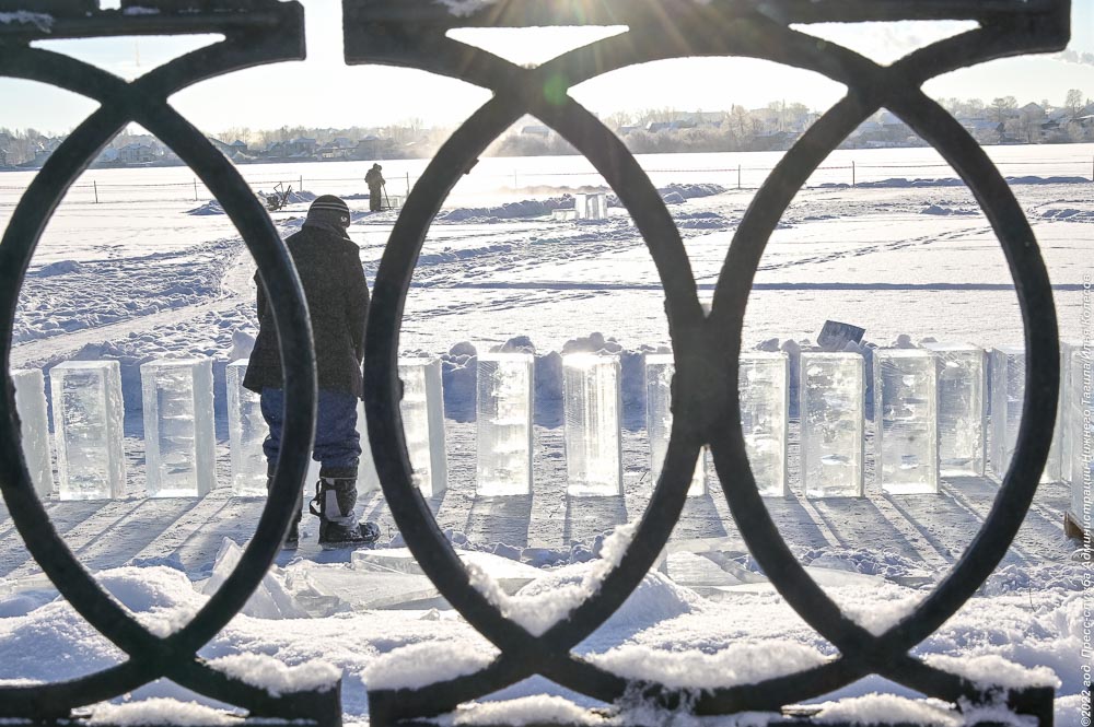 Изображение В Нижнем Тагиле строят ледовый городок. Фоторепорт