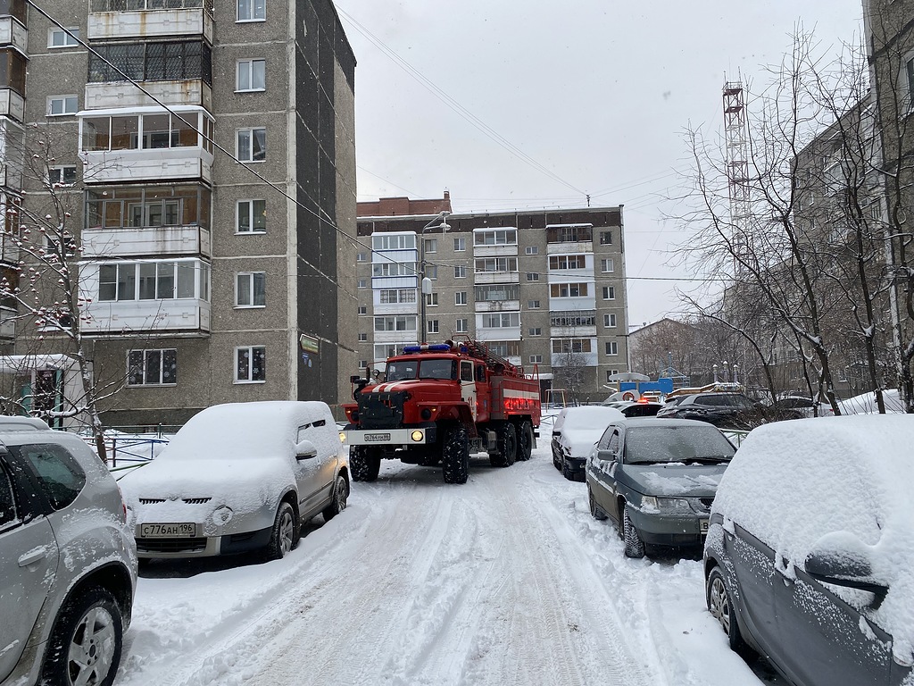 Изображение Машины во дворах Нижнего Тагила мешают проезду спе